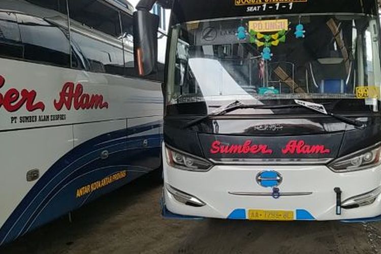 Bus penumpang Sumber Alam AA 7299 OC yang disebut sebagai bus social distancing dengan konfigurasi kursi 1-1-1 terparkir di Garasi Perusahaan Otobus (PO) Sumber Alam di Kutoarjo, Kabupaten Purworejo, Jawa Tengah pada Minggu (11/9/2022).
