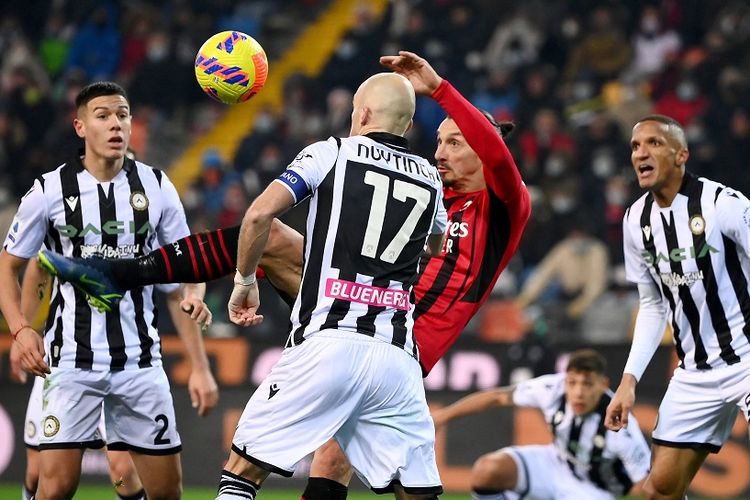 Pergerakan Zlatan Ibrahimovic saat mencetak gol pada laga Udinese vs AC Milan di Stadion Friuli, Minggu (12/12/2021) dini hari WIB.
