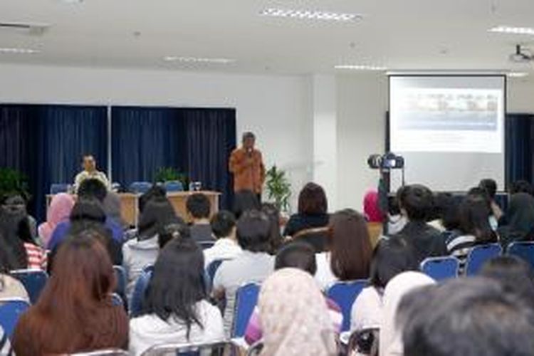 Mantan Mendikbud Mohammad Nuh saat memberi kuliah terbuka berjudul 'Membangun Generasi 2045 dan Peran Perguruan Tinggi’ di kampus Universitas Matana, Gading Serpong, Tangerang, Rabu (26/11/2014). Nuh menjelaskan, pendidikan harus menjadi dasar pembangunan daya saing bangsa Indonesia. 