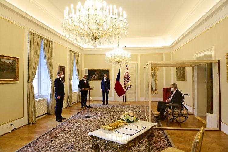 Presiden Ceko Milos Zeman, kanan, dalam kubus transparan karena ia dinyatakan positif COVID-19, menunjuk pemimpin ODS Petr Fiala, kiri, sebagai Perdana Menteri Ceko di Lany manor, dekat Praha, Minggu, 28 November 2021.