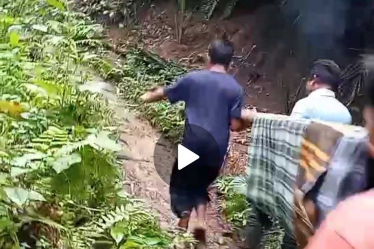 Video tangkap layar warga Desa Mekarsari Ditandu menuju Rumah Sakit