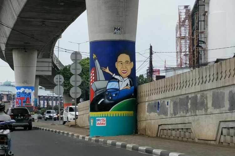 Mural bergambar Wakil Gubernur DKI Jakarta Sandiaga Uno mengendarai bajaj warna biru di tiang beton Jalan Layang Non-tol (JLNT) Antasari, Jakarta Selatan. Foto diambil Rabu (14/3/2018).