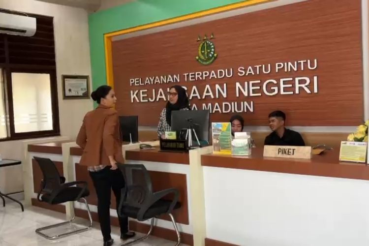 Manager Humas dan Protokoler PT INKA, Nuur Aisyah mendatangi Kantor Kejari Kota Madiun, Jumat (13/9/2024). Belasan saksi diperiksa dalam kasus dugaan korupsi ekspor kereta api di Kongo senilai Rp 167 T.