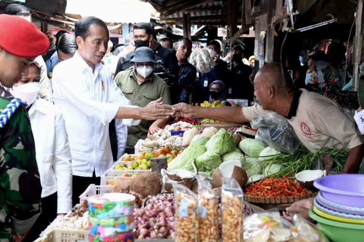 Presiden Joko Widodo saat meninjau aktivitas perdagangan yang ada di Pasar Sambonggede, Kabupaten Tuban, Provinsi Jawa Timur, pada Kamis (6/4/2023).