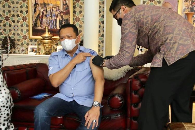 Ketua MPR Bambang Soesatyo menerima suntikan vaksin Covid-19, Kamis (14/1/2021).