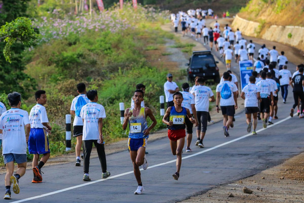 Peserta mengikuti Mekaki Marathon 2018 di Pantai Teluk Mekaki, Sekotong Barat, Kecamatan Sekotong, Lombok Barat, Nusa Tenggara Barat (NTB), Minggu (28/10/2018). Sedikitnya 1.500 peserta mengikuti lomba lari Mekaki Marathon 2018, 1.000 untuk kategori 5K dan 500 peserta untuk 10K.