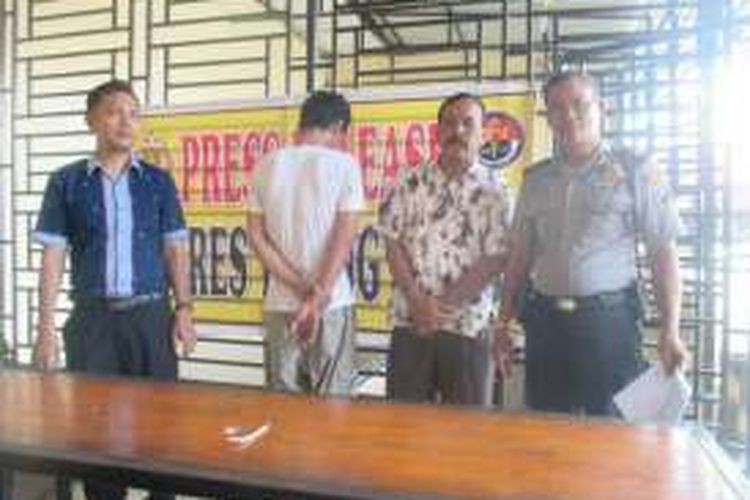 SD alias Goceng (37), PNS Pemko Tebing Tinggi saat diamankan Satuan Narkoba Polres Tebing Tinggi, Jumat (24/6/2016).