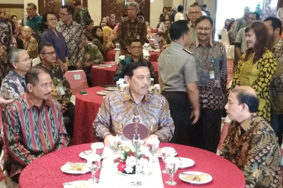 Menteri Pariwisata Arief Yahya (kiri), Menteri Koordinator Bidang Kemaritiman Luhut Binsar Pandjaitan (tengah), Wakil Menteri Energi dan Sumber Daya Mineral Arcandra Tahar (kanan) di Balai Kartini, Jakarta Selatan, Selasa (4/7/2017).  