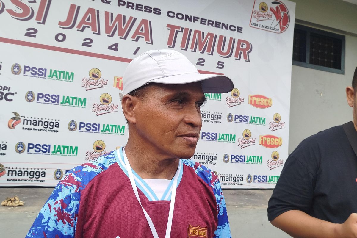 Alexander Saununu usai pertandingan Liga 4 Jatim, Persewangi Banyuwangi vs Banyuwangi Putra di Stadion Diponegoro, Rabu (8/1/2025). 
.