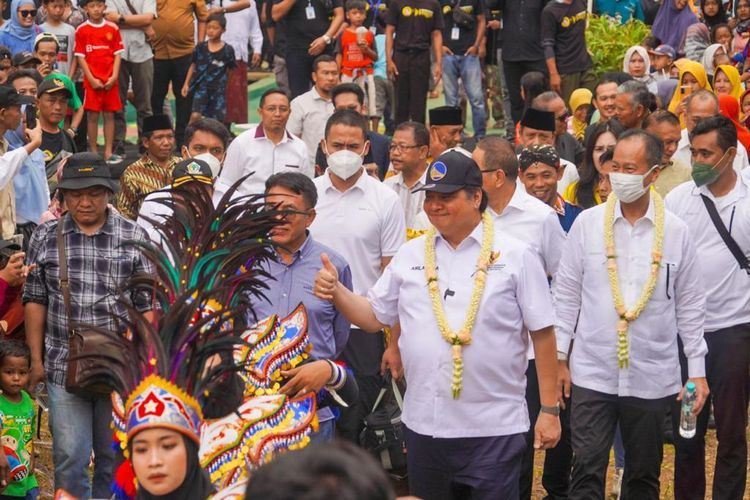 Menteri Koordinator Bidang Perekonomian Airlangga Hartarto bertemu dan berbicara langsung dengan masyarakat di Desa Rowodadi di Kabupaten Purworejo dan Desa Kebonrejo, Kabupaten Magelang, Jumat (28/4/2023).
