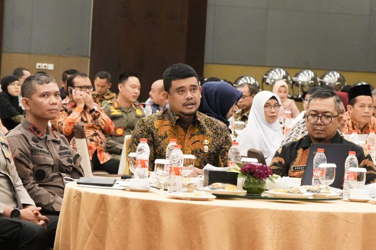 Wali Kota Medan Bobby Nasution dalam kegiatan Verifikasi Lapangan Hybrid Evaluasi KLA Tahun 2023 oleh pihak Kementerian Pemberdayaan Perempuan dan Perlindungan Anak (Kementerian PPPA) Republik Indonesia (RI) di Hotel Santika Dyandra, Kamis (25/5/2023).

