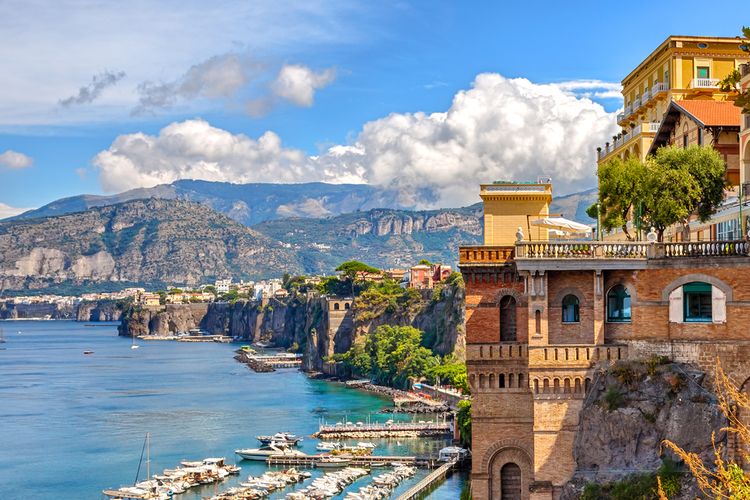 Kota pesisir Sorrento di Italia.
