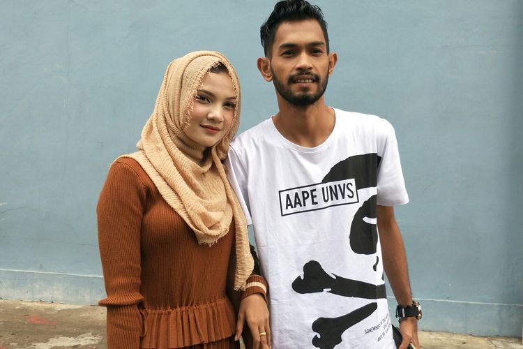 Martunis (kanan) bersama kekasihnya Sriwahyuni saat ditemui di Gedung Trans TV, Jakarta Selatan, Senin (6/1/2020).