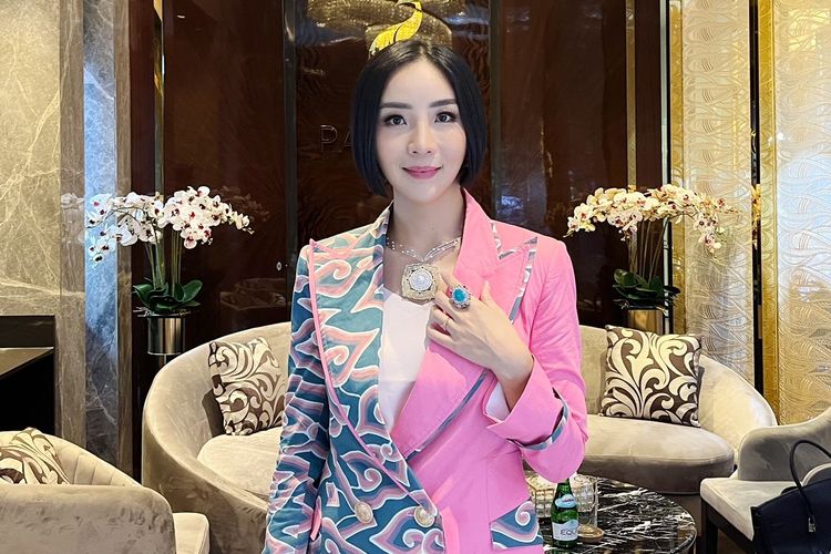 Airyn Tanu, COO Passion Jewerly, berpose dengan salah satu koleksi cincin ?Gem of Khatulistiwa?, Rabu 24/8/22