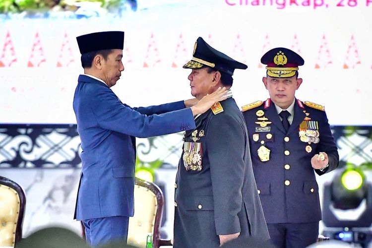 Presiden Joko Widodo saat memasangkan tanda pangkat bintang empat untuk Prabowo Subianto saat rapat pimpinan TNI-Polri di Mabes TNI Cilangkap, Jakarta Timur, Rabu (28/2/2024).