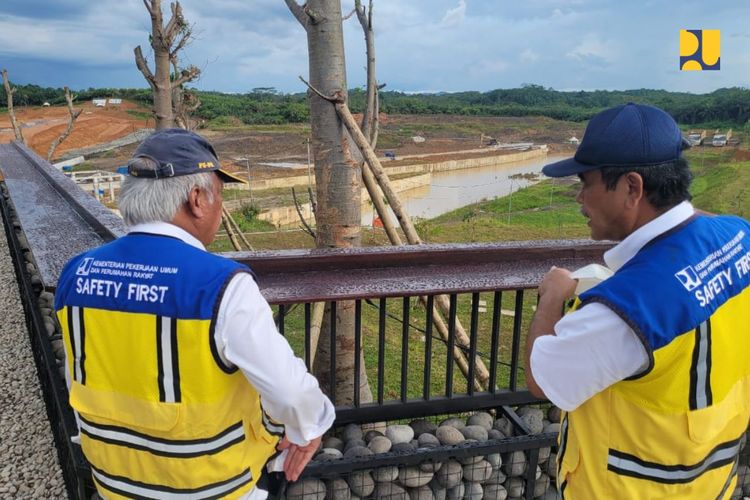 Menteri Pekerjaan Umum dan Perumahan Rakyat (PUPR) Basuki Hadimuljono meninjau Bendungan Sepaku Semoi yang berada di Kabupaten Penajam Paser Utara, Kalimantan Timur, Selasa (25/10/2022).