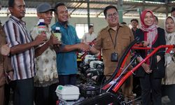 Tingkatkan Produktivitas Pertanian, Wabup Rendi Serahkan Bantuan Pupuk dan Alsintan untuk Poktan di Kukar