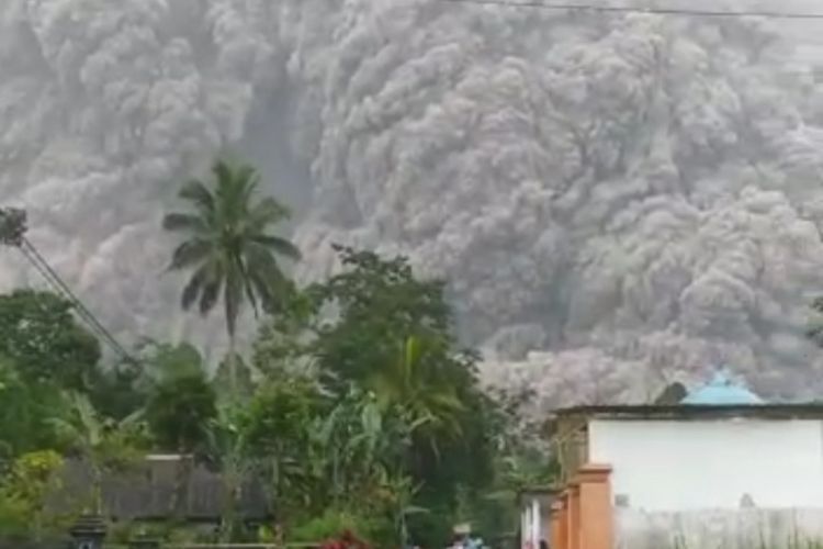 Tangkapan layar dari video yang beredar akibat awan panas guguran (APG) yang keluar dari Gunung Semeru, Jawa Timur.