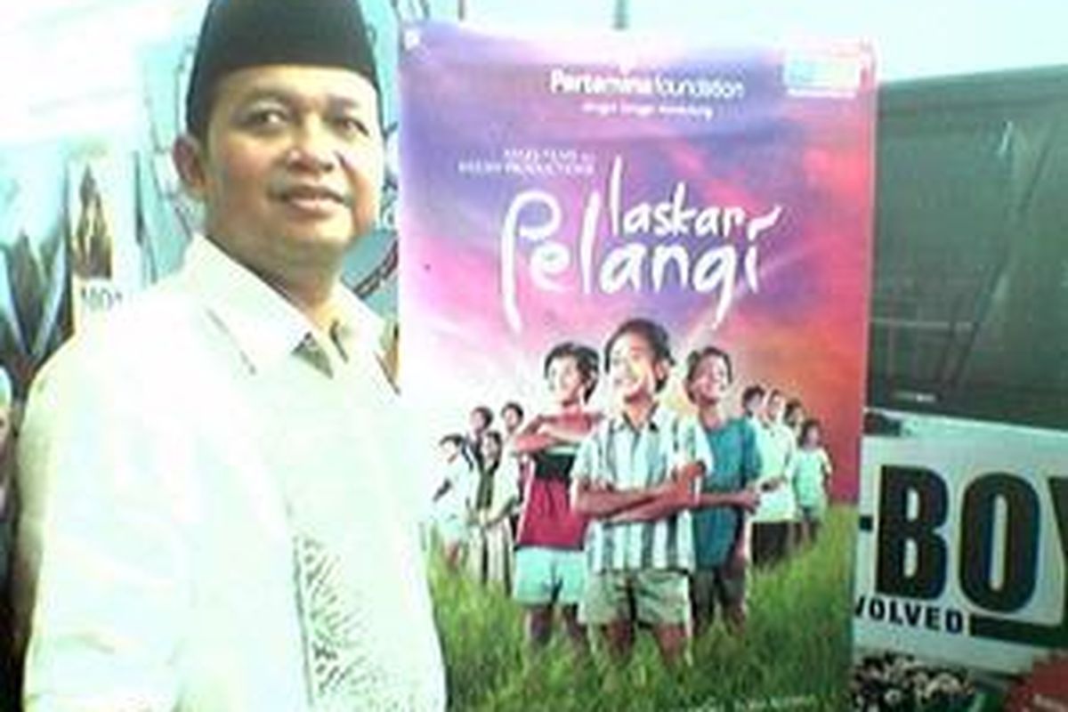 Ketua Umum Partai Amanat Nasional Sutrisno Bachir saat menonton film Laskar Pelangi bersama 30 anak-anak panti asuhan di Blitz Megaplex, Kamis (25/9). 