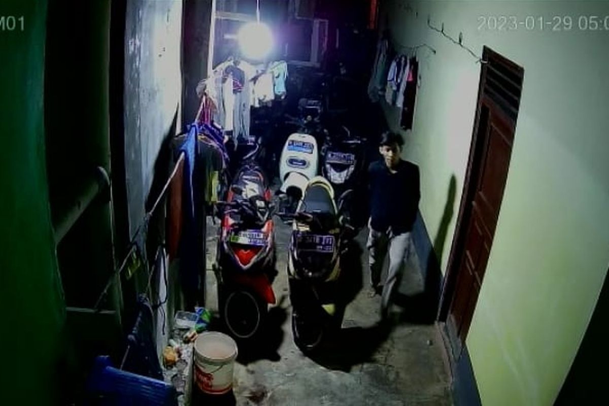 Seorang maling ponsel tertangkap kamera CCTV sedang memasuki sebuah indekos di Kelurahan Utan Kayu, Kecamatan Matraman, Jakarta Timur, pada Minggu (29/1/2023) sekitar pukul 05.00 WIB.