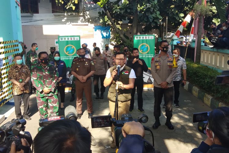 Gubernur Jawa Barat Ridwan Kamil saat memeberikan keterangan usai menjalani tes tahap  kedua uji klinis vaksin Covid-19 di Puskesmas Garuda, Kota Bandung, Jumat (28/8/2020).