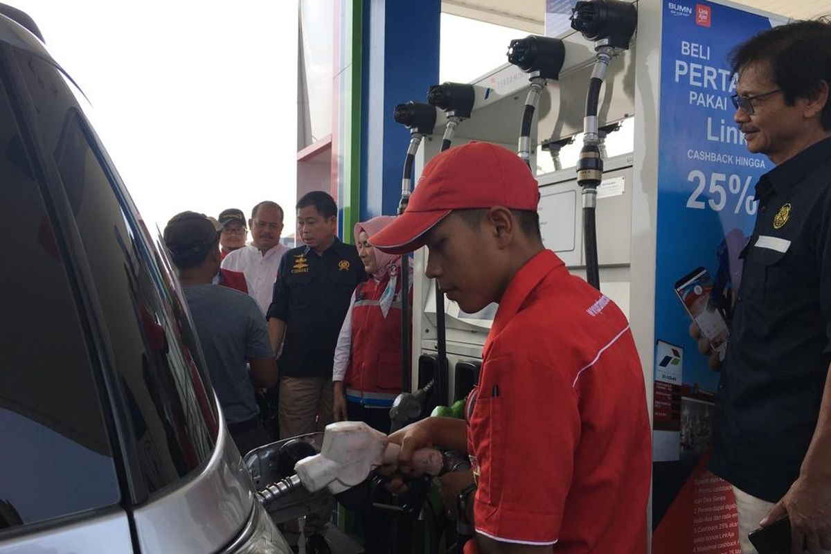 Menteri Energi dan Sumber Daya Mineral Ignasius Jonan saat meninjau kesiapan pasokan BBM di SPBU KM 519B ruas Solo-Ngawi, Sabtu (11/5/2019).