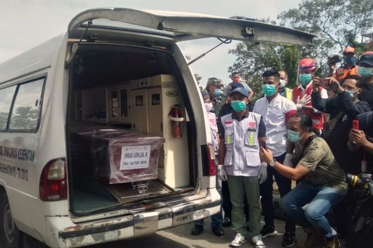 Jenazah Agus Minarni, satu di antara penumpang pesawat Sriwijaya Air yang berhasil teridentifikasi tiba di Bandara Supadio Pontianak, Kalimantan Barat (Kalbar), Sabtu (16/1/2021) sore. Rencananya, jenazah Agus Minarni akan langsung dibawa ke rumah duka. Setelah selesai membaca doa tahlil, jenazah akan dishalatkan di Masjid Pondok Pesantren Darussalam Sengkubang dan akan dimakamkan paling cepat setelah shalat Isya.