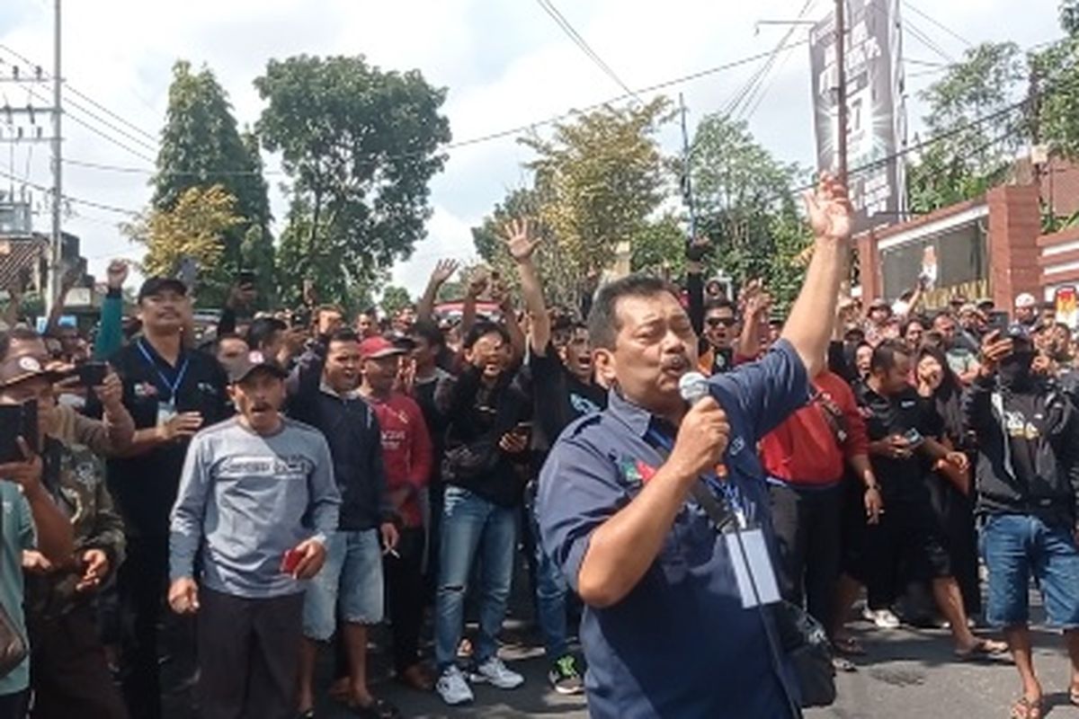 Ribuan pedagang etek Lawu menggwruduk Pengadilan Negeri Kabupaten Magetan, Jawa Timur untuk memberikan dukungan 2 rekan mereka yang menjalani sidang perdana terkait tuntutan dari salah satu warga Desa Desa Pesu, Kecamatan Maospati. Dua pedagang etek dituntut karena berjualan di lingkungan Bitner yang memilikin usaha jualan sehingga mengalami sepi pembeli.