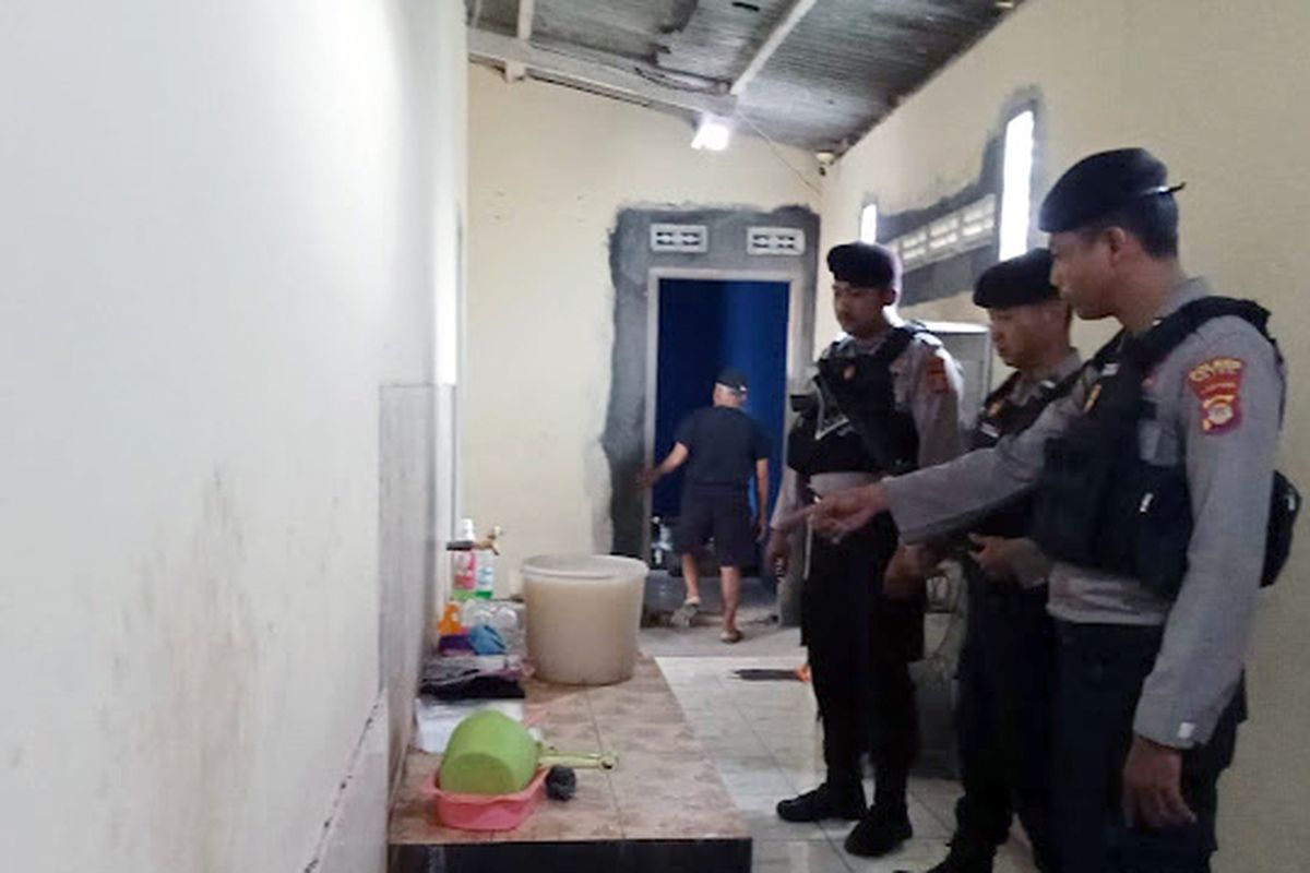 Anggota Polres Metro menggerebek lokasi pembuatan tuak dalam pelaksanaan Operasi Pekat 2025, Jumat (9/5/2025).