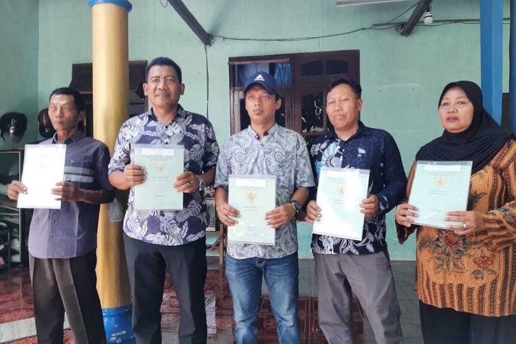Warga Desa Kedungsolo Kec Porong Sidoarjo menerima sertifikat tanah dari Menteri Agraria dan Tata Ruang/Badan Pertanahan Nasional (ATR/BPN) Hadi Tjahjanto, Kamis (23/11/2023)