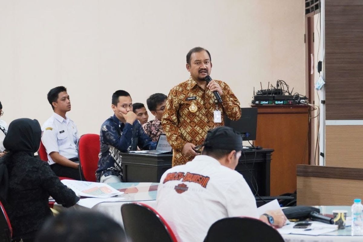 Bupati Pemalang Anom Widiyantoro dalam kegiatan Uji Publik Keterbukaan Informasi yang menjadi bagian dari rangkaian Monitoring dan Evaluasi (Monev) Keterbukaan Informasi Publik Tahun 2025. Kegiatan ini digelar di Gedung Badan Pengembangan Sumber Daya Manusia Daerah (BPSDMD) Provinsi Jawa Tengah, Rabu (26/11/2025).