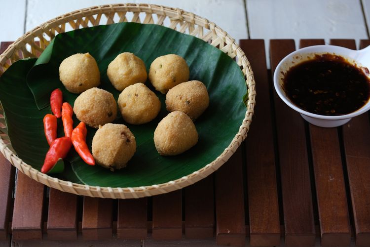 Ilustrasi bola tahu untuk menu camilan di rumah atau bekal makan siang di kantor.