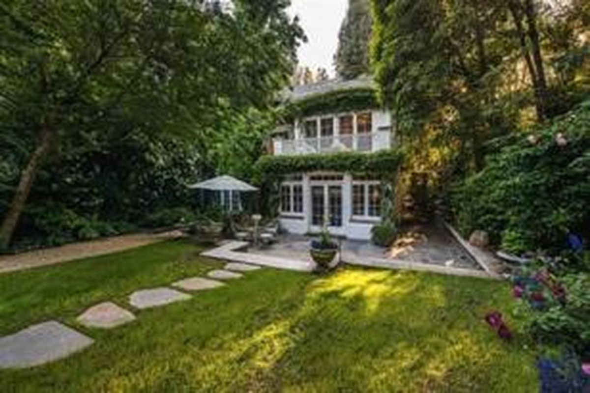 Rumah mewah itu merupakan bekas rumah milik bintang cantik Hollywood lainnya, yakni Jessica Simpson