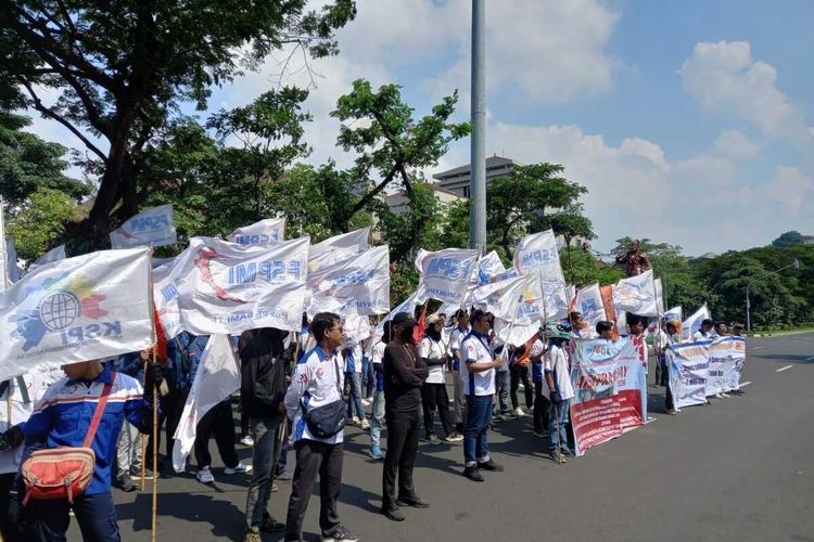 Bingung Cari Ide? Cek 50 Tulisan Poster Kreatif untuk Aksi Hari Buruh 2026