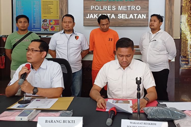 Jambret berinisial NKM saat ditunjukkan polisi di lobi Mapolres Metro Jakarta Selatan, Selasa (10/10/2023).