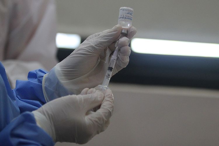 Tenaga kesehatan menyiapkan vaksin saat simulasi vaksinasi COVID-19 di RS Islam, Jemursari, Surabaya, Jawa Timur, Jumat (18/12/2020). Simulasi tersebut dilakukan sebagai langkah dalam memetakan protokol pelaksanaan vaksinasi COVID-19 terkait penerapan standar prosedur operasional (SOP), penyiapan SDM serta alat penyimpanan vaksin. ANTARA FOTO/Moch Asim/rwa.