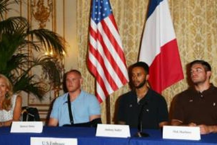 Spencer Stone dan dua warga AS lainnya, Alek Skarlatos,dan Anthony Sadler, memberikan konferensi pers.