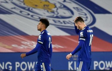 Pemain Leicester City, James Justin dan James Maddison, meninggalkan lapangan usai laga Liga Inggris kontra Fulham pada Selasa (1/12/2020) dini hari WIB.
