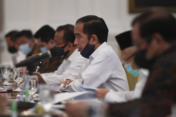 Presiden Joko Widodo (middle) presides over a cabinet meeting (29/6/2020). ANTARA FOTO/Akbar Nugroho Gumay/Pool/wsj.