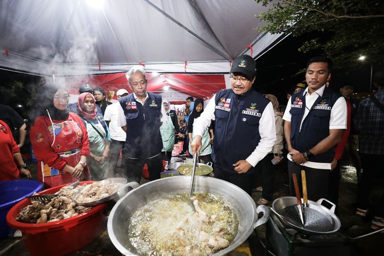 Mensos Gus Ipul ikut membuat makanan sahur untuk korban banjir Bekasi, Selasa (4/3/3035).