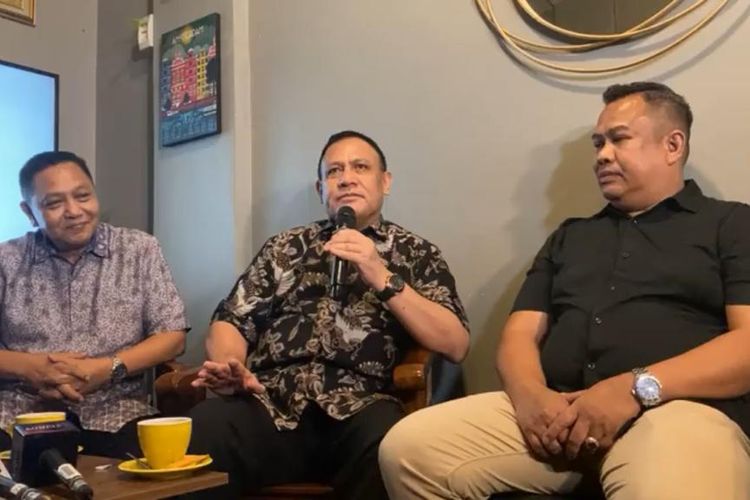 Eks Ketua Komisi Pemberantasan Korupsi (KPK) Firli Bahuri (tengah) di Kopi Timur, Pondok Kelapa, Duren Sawit, Jakarta Timur, Selasa (19/12/2023).