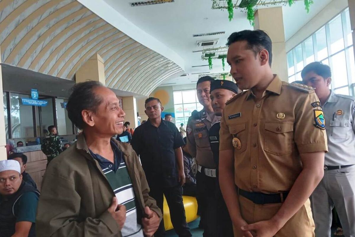 Bupati Cianjur Wahyu Ferdian meninjau suasana pemutihan denda dan pajak kendaraan bermotor di kantor Samsat Cianjur, Jawa Barat, yang mulai diberlakukan mulai hari ini, Kamis (20/3/2025)