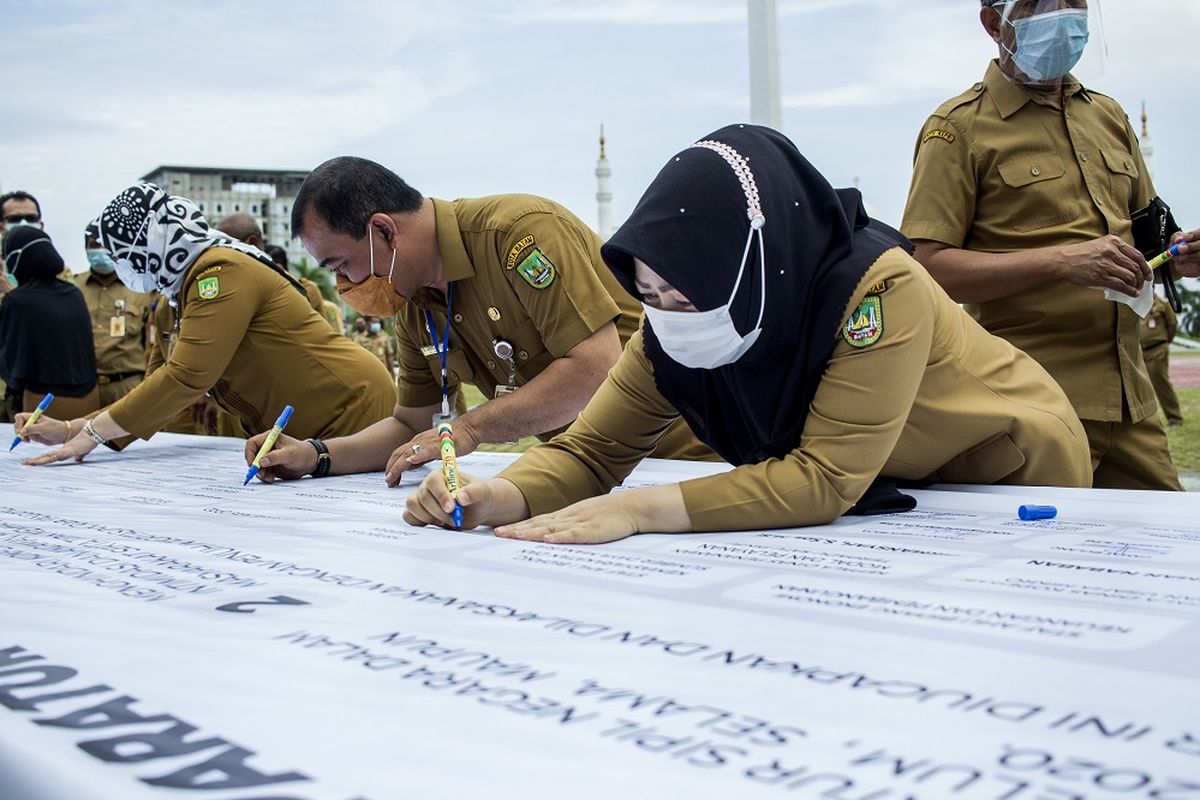 Ilustrasi aparatur sipil negara (ASN). Sejumlah Aparatur Sipil Negara (ASN) menandatangani petisi sebagai ikrar netralitas ASN pada Pilkada serentak tahun 2020 di Batam, Kepulauan Riau, Senin (19/10/2020). Kegiatan tersebut sebagai bentuk komitmen ASN untuk menjaga netralitas dalam pelaksanaan Pilkada serentak tahun 2020 dan siap mendapatkan sanksi atau hukuman apabila terlibat dalam ranah politik. ANTARA FOTO/Teguh prihatna/Lmo/wsj.