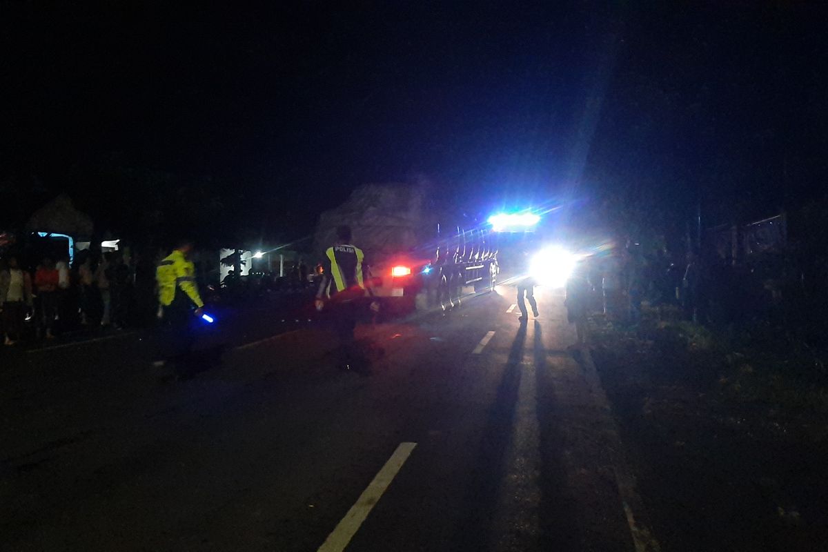 Proses evakuasi truk yang tidak kuat menanjak di Lumajang, Selasa (26/3/2024)