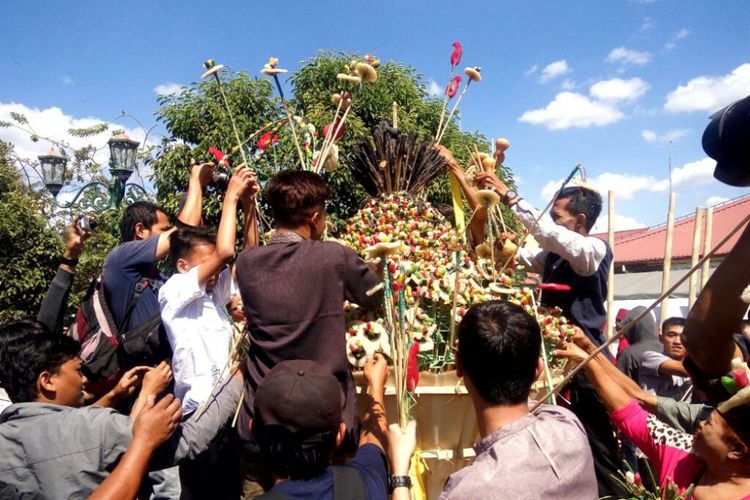 Warga masyarakat dan wisatawan saat berebut gunungan Grebeg Syawal di halaman Masjid Gedhe Kauman. 