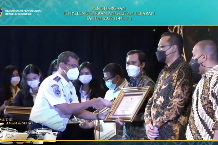 Redaktur Kompas.com Erlangga Djumena menerima langsung penghargaan dari Direktur Jenderal Perkeretaapian Kemenhub Zulfikri atas pencapaian yang optimal dalam penyelenggaraan Angkutan Lebaran Tahun 2022/1443 Hijriah pada Senin (27/6/2022).
