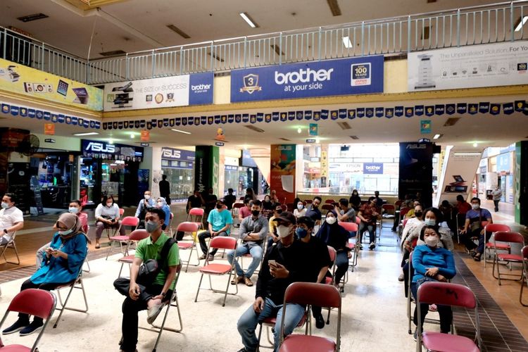 Para pedagang Hitech Mall mengikuti proses engundian stand yang dilakukan oleh Badan Pengelolaan Keuangan dan Aset Daerah Kota Surabaya dengan didampingi oleh pihak kejaksaan dan disaksikan langsung oleh sejumlah anggota DPRD Surabaya dari Komisi B di Hitech Mall Surabaya, Selasa (5/4/2022).