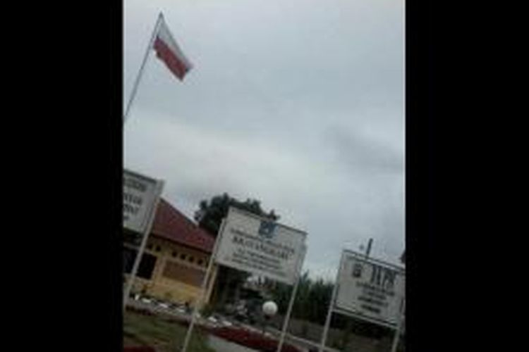 Bendera Merah Putih sempat berkibar dengan posisi terbalik di Mapolsek Siantar Marihat, Pematangsiatar, Sumatera Utara, Senin (16/11/2015).