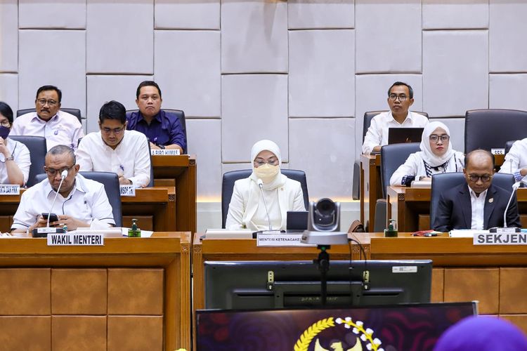 Menteri Ketenagakerjaan (Menaker) Ida Fauziyah saat menghadiri Rapat Kerja Kemenaker dengan Komisi IX DPR RI di Gedung Nusantara I Senayan, Jakarta, Senin (3/4/2023).

