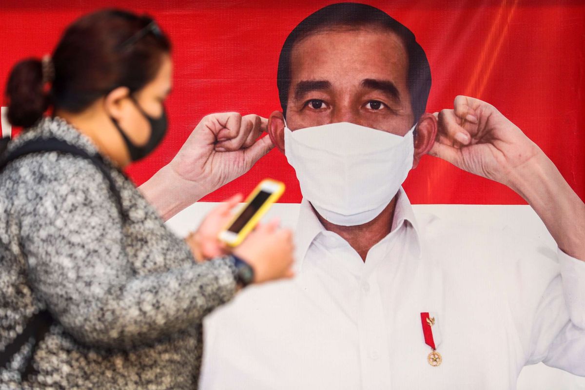 Pekerja yang menggunakan masker saat melintasi poster Presiden Joko Widodo yang menghimbau penggunaan masker di Stasiun Tanah Abang di Jakarta Pusat, Senin (14/9/2020). PSBB kembali diterapkan tanggal 14 September 2020, berbagai aktivitas kembali dibatasi yakni aktivitas perkantoran, usaha, transportasi, hingga fasilitas umum.